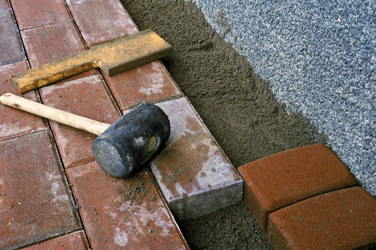 Miten vaihtaa vaurioitunut pihalaatta itse?