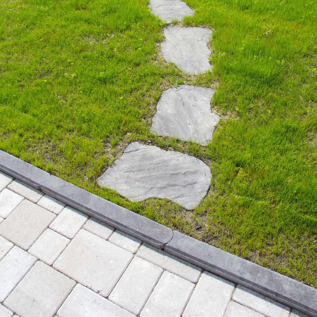 Nurmikon reunakivi 600 musta