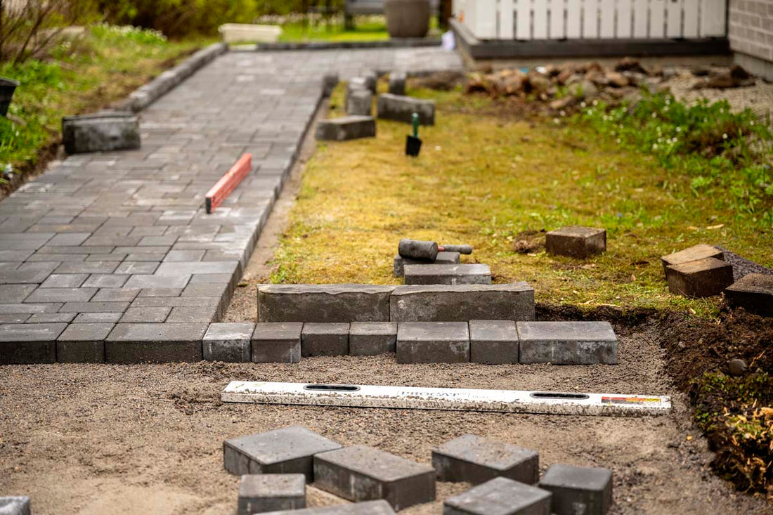 Miten tasoittaa pihan pohja laatoitusta varten DIY-tyyliin?